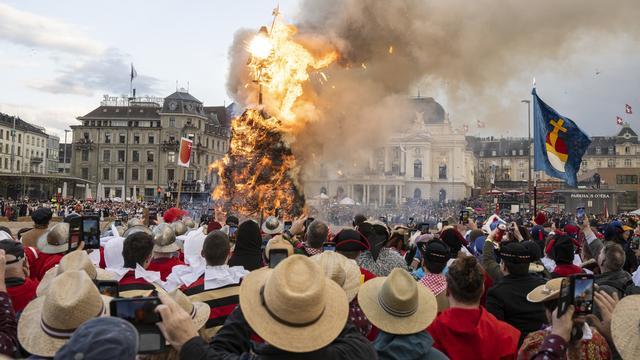 La tête du "Böögg" brûle sur la place du Sechseläuten à Zurich, le 17 avril 2023. [Keystone - Ennio Leanza]