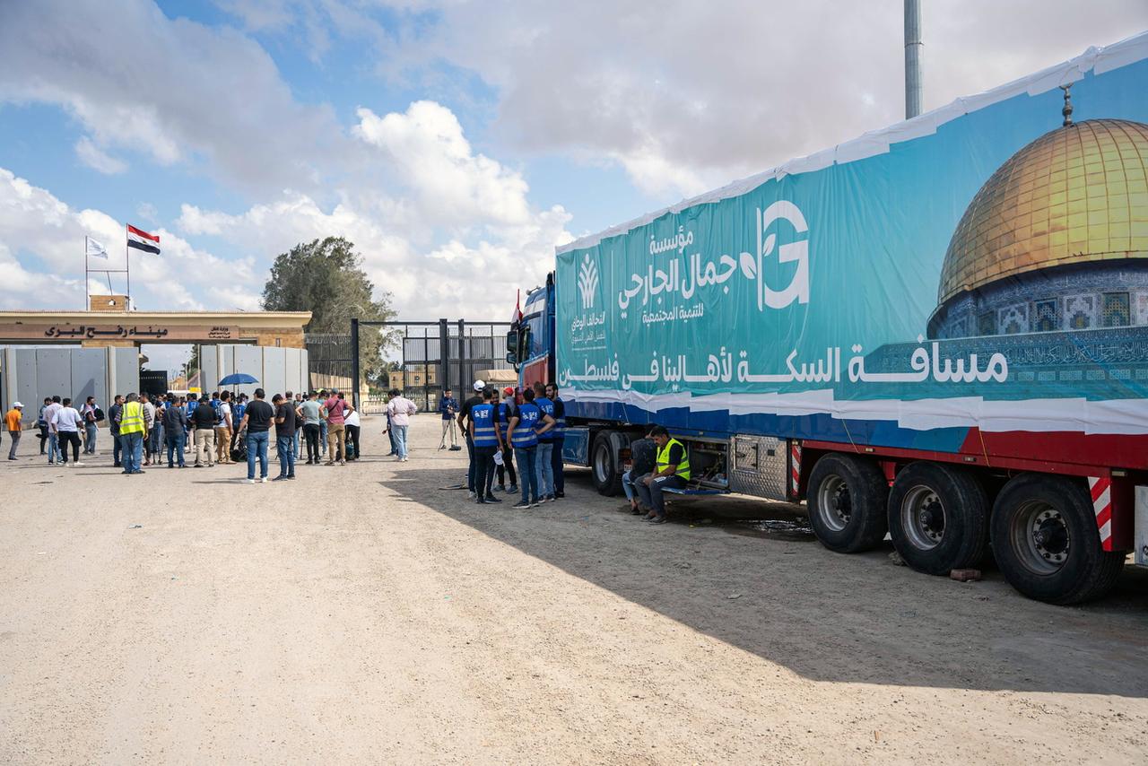 Un camion d'aide humanitaire attend devant le point de passage de Rafah vers la bande de Gaza. [Keystone - Ali Moustafa]