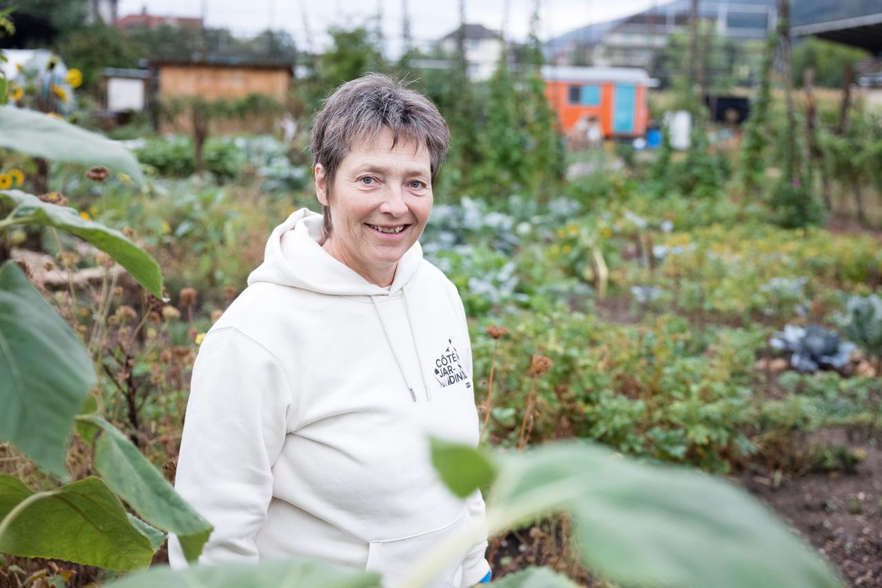 Isabelle Gendre, jardinière-reporter. Depuis plusieurs années, notre coach en jardinage développe son talent naturel pour la transmission. Elle évolue à la radio comme un poisson dans l’eau. Elle répond à vos questions et vous propose régulièrement des reportages sur ses découvertes. [Guillaume Perret]