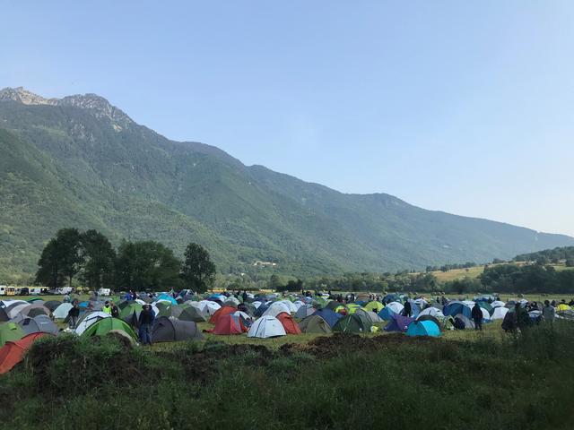 Le campement des manifestants samedi au petit matin. [RTS - Coppelia Piccolo]