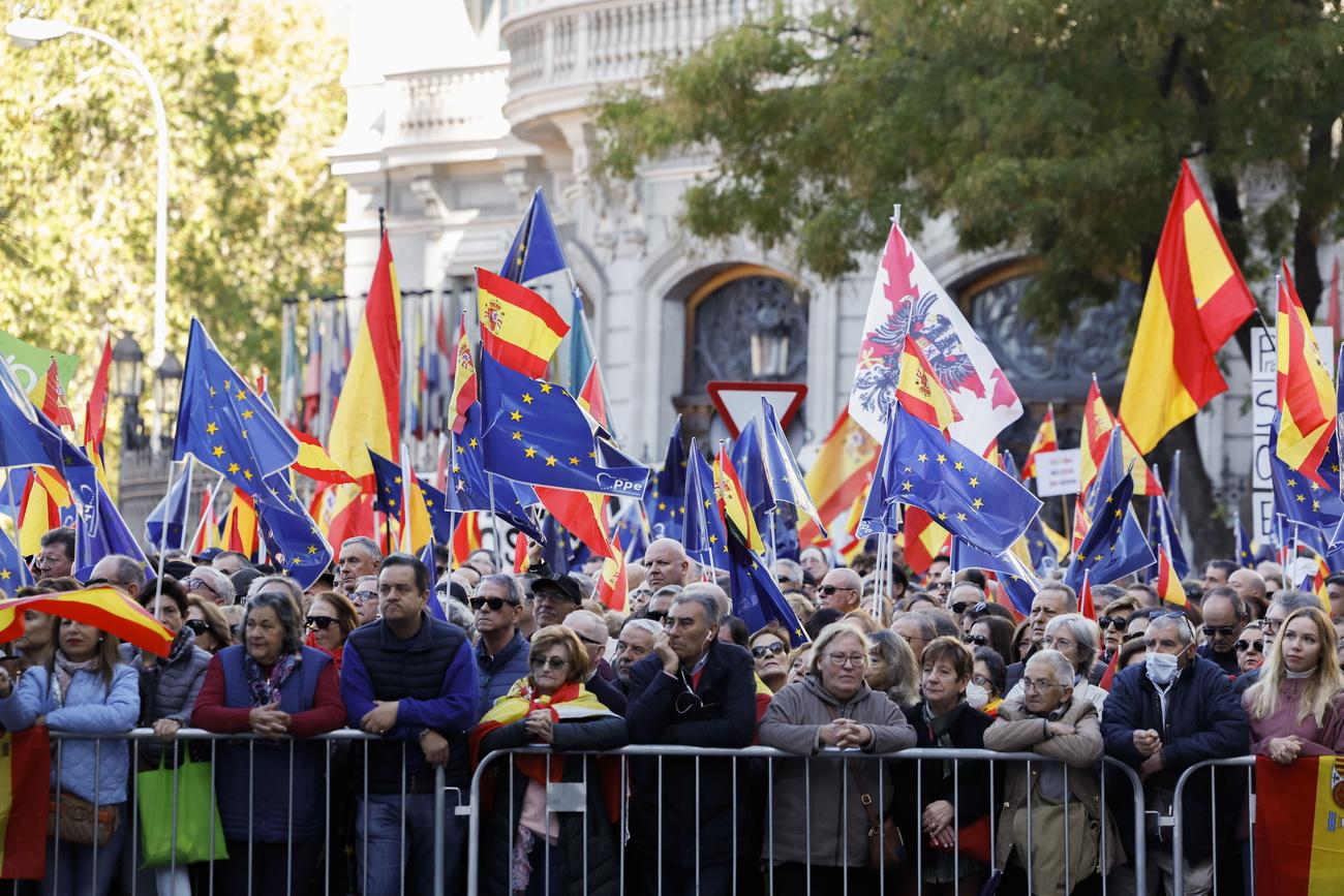Des manifestants avec des drapeaux espagnols et européens au rassemblement anti amnistie des indépendantistes catalans. [Keystone - Juanjo Martin]