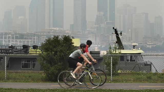 L'air de Montréal a été particulièrement pollué par les fumées des incendies de forêt. [Keystone/The Canadian Press via AP - Graham Hughes]