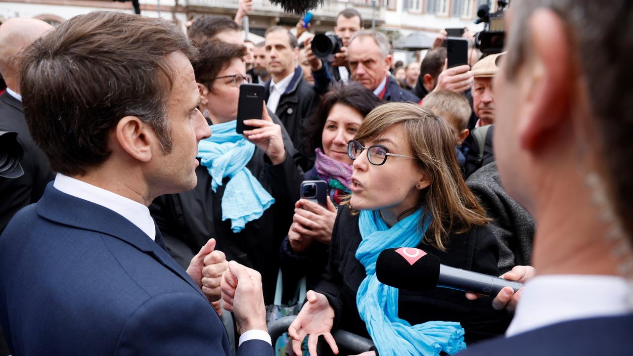 Le président français Emmanuel Macron a été hué lors d'un bain de foule en Alsace, après la promulgation de la réforme des retraites. [keystone - Ludovic Marin]