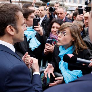 Le président français Emmanuel Macron a été hué lors d'un bain de foule en Alsace, après la promulgation de la réforme des retraites. [keystone - Ludovic Marin]