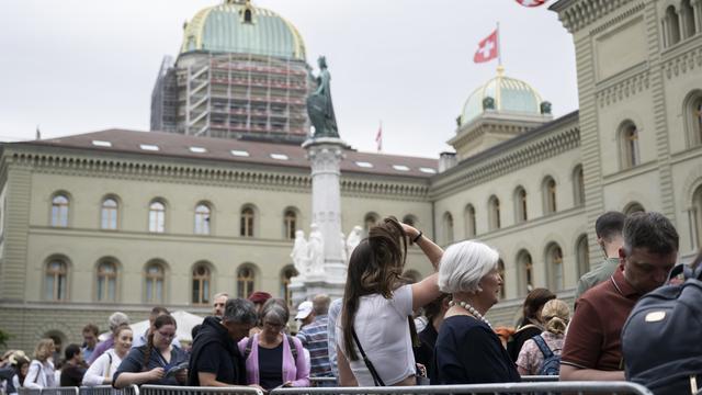 Des personnes font la queue devant le Palais fédéral avant de le visiter dans le cadre du 175e anniversaire de la Constitution fédérale de 1848, le samedi 1er juillet 2023. [Keystone - Anthony Anex]