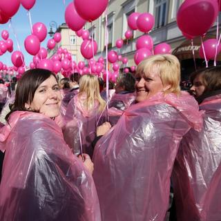 "L'Octobre rose" est un mois dédié à la prévention et au dépistage du cancer du sein chez les femmes et les personnes pouvant être atteintes par cette maladie. [Keystone/EPA - Pawel Supernak]