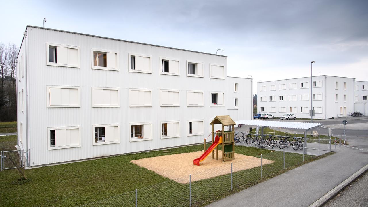 Un des bâtiments du centre pour refugiés de l'Etablissement vaudois d'accueil des migrants (EVAM) à Ecublens. [Keystone - Laurent Gilliéron]