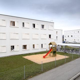 Un des bâtiments du centre pour refugiés de l'Etablissement vaudois d'accueil des migrants (EVAM) à Ecublens. [Keystone - Laurent Gilliéron]