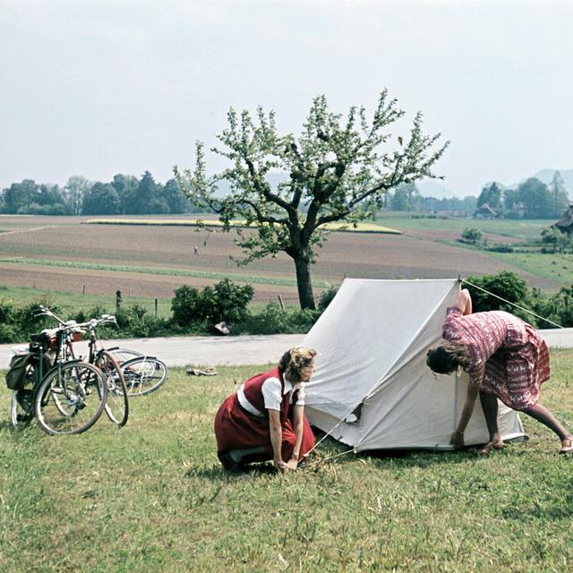 Sortie à vélo et camping dans un pré en Suisse (mai 1944). [KEYSTONE/PHOTOPRESS-ARCHIV - Walter Studer]