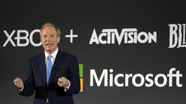 Le président de Microsoft Brad Smith évoque devant les médias l'acquisition d'Activision Blizzard, le 21 février 2023 à Bruxelles. [Keystone - Virginia Mayo/AP Photo]
