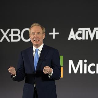 Le président de Microsoft Brad Smith évoque devant les médias l'acquisition d'Activision Blizzard, le 21 février 2023 à Bruxelles. [Keystone - Virginia Mayo/AP Photo]