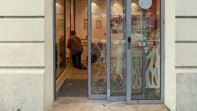 4e nuit de violence en France après la mort de Nahel. [Keystone - EPA/Julien Mattia]
