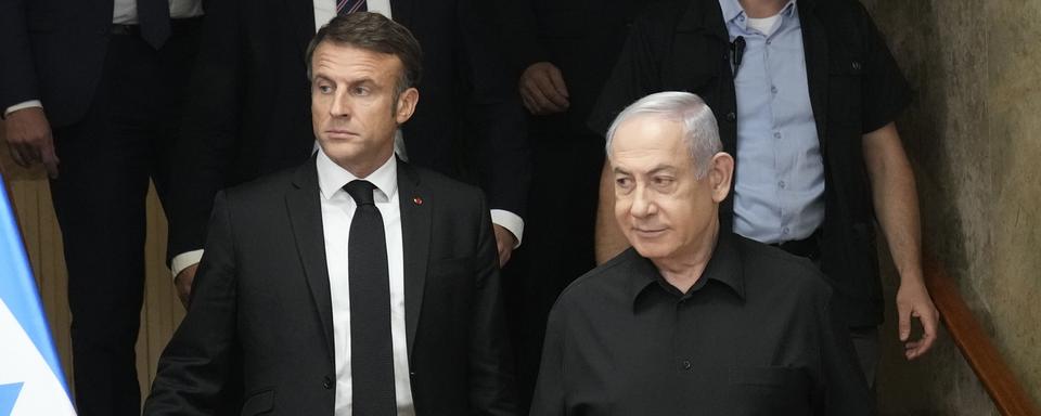 Le Président français Emmanuel Macron en compagnie du Premier ministre d'Israël Benjamin Netanyahu le 24.10.2023. [EPA/Keystone - Christophe Ena]