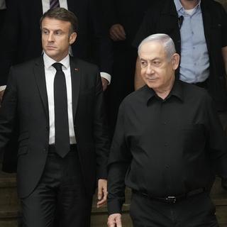Le Président français Emmanuel Macron en compagnie du Premier ministre d'Israël Benjamin Netanyahu le 24.10.2023. [EPA/Keystone - Christophe Ena]