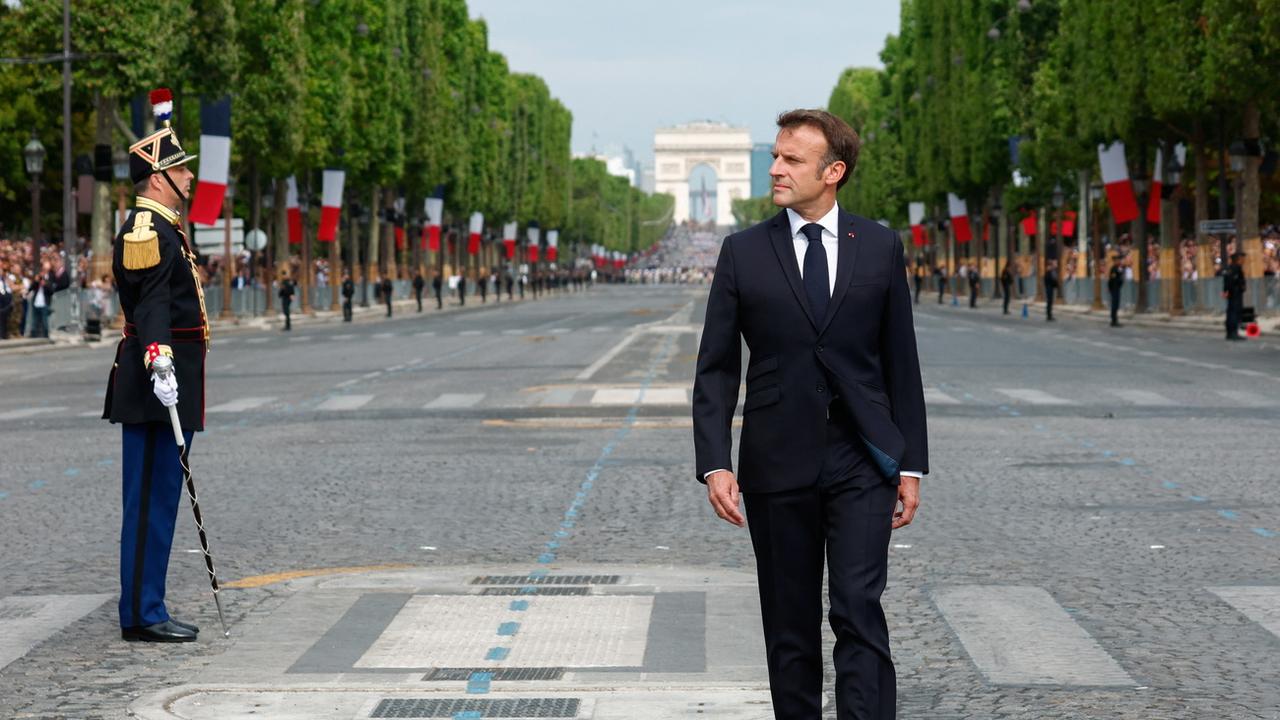 Emmanuel Macron sur les Champs Elysées pour le défilé 14 juillet [EPA/Keystone - Gonzalo Fuentes]