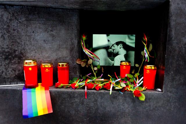 Des hommages déposés sur la fenêtre du mémorial aux personnes homosexuelles victimes du nazisme, dans le Tiergarten à Berlin. [AFP - Daniel Naupold]