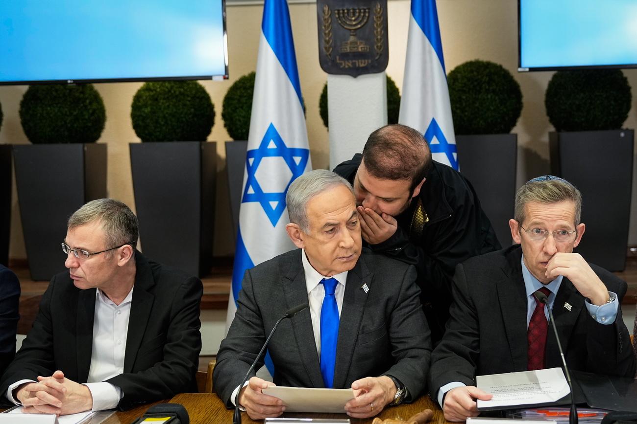 Le Premier ministre israélien Benjamin Netanyahu (au centre), photographié ici le 24 décembre 2023 à Tel Aviv. [EPA/Keystone - Ohad Zwigenberg]
