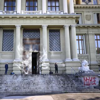 Le tribunal de Lausanne vandalisé après l'acquittement des policiers dans l'affaire Mike Ben Peter. [Keystone - Laurent Gillieron]