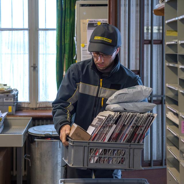 Un employé de La Poste au travail dans un bureau tessinois en 2018. [Keystone - Francesca Agosta]