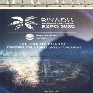 Une affiche promotionnelle pour la candidature de Ryad à être l'hôte de l'Exposition universelle en 2030. [AP/Keystone - Thomas Padilla]