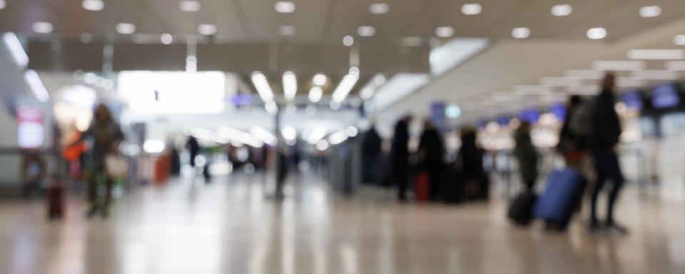 Des passagers dans le hall du terminal 1 de l'aéroport de Genève. [Keystone - Salvatore Di Nolfi]