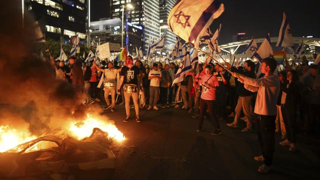 Manifestations contre le limogeage du ministre de la défense israélien, un opposant à la "réforme" dangereuse et controversée de la justice par le gouvernement Netanyahou. [Keystone/AP Photo - Oren Ziv]