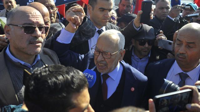 Le chef du parti Ennahdha, Rached Ghannouchi, arrive au poste de police à Tunis, le 21 février 2023. [Keystone]