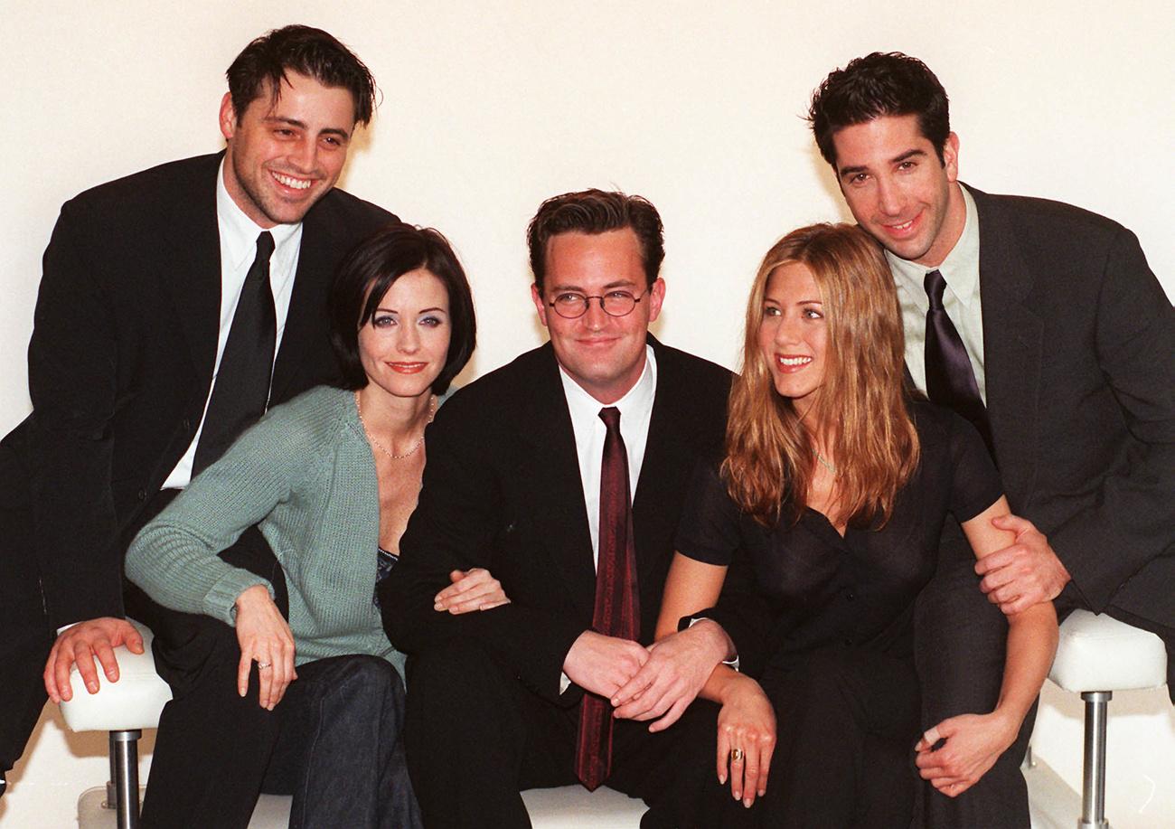 Les acteurs de "Friends" posent pour les photographes dans les studios de Channel 4 à Londres, le mercredi 25 mars 1998. Ils tournent alors le dernier épisode de leur dernière série. De gauche à droite, Matt Le Blanc, Courtney Cox, Matthew Perry, Jennifer Aniston et David Schwimmer. [Keystone - Lynne Sladky]