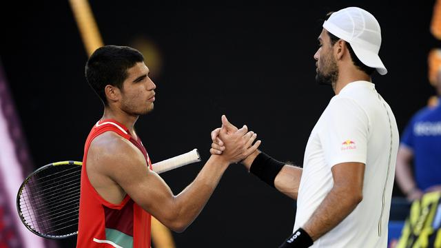Le joueur de tennis italien Matteo Berrettini (droite) affrontera le numéro 1 mondial espagnol Carlos Alcaraz (gauche) en quart de finale à Wimbledon. [Keystone/AP Photo - Andy Brownbill]
