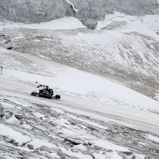 La légitimité de la pratique des pelleteuses sur le glacier de Zermatt est questionnée: interview de Jérémie Gentizon. [Keystone - Jean-Christophe Bott]