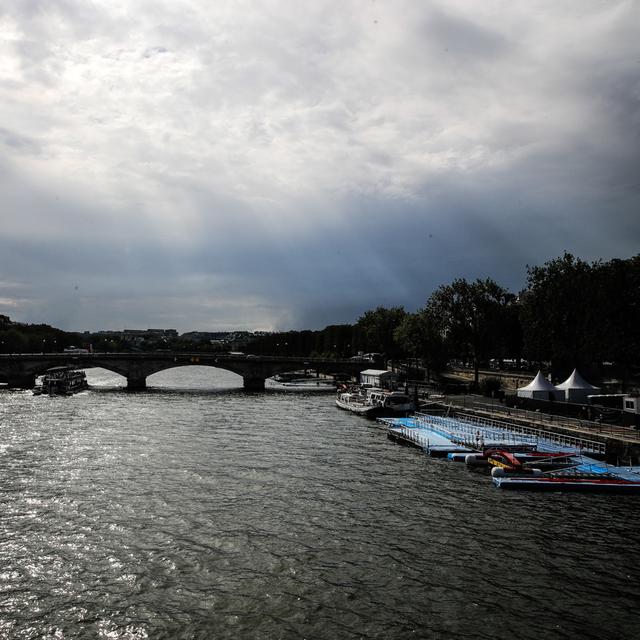 La première grande compétition de nage en eau libre dans la Seine à Paris a été reportée pour cause de pollution. [Keystone/EPA - Teresa Suarez]