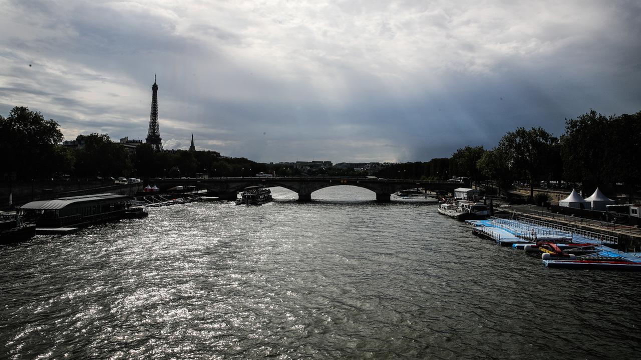 La première grande compétition de nage en eau libre dans la Seine à Paris a été reportée pour cause de pollution. [Keystone/EPA - Teresa Suarez]