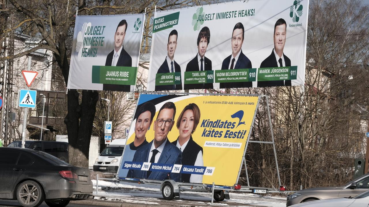 Des affiches pour les élections estoniennes. [Keystone - EPA/Valda Kalnina]