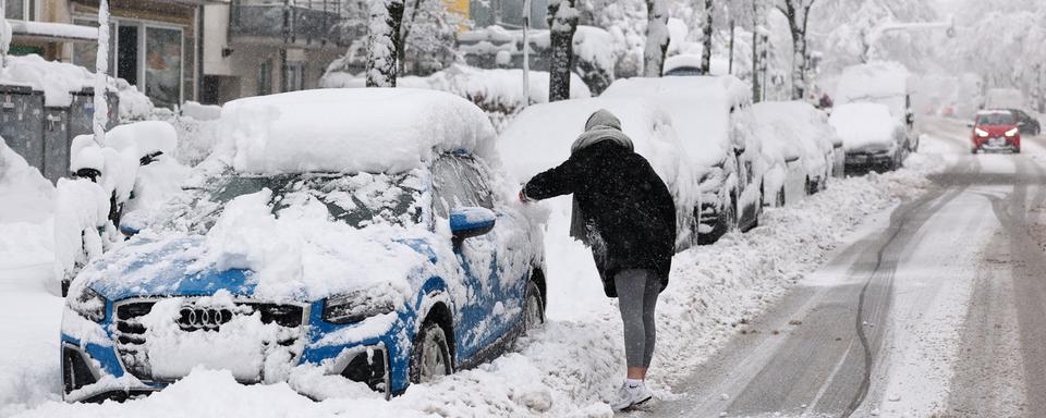 La ville de Munich s'est réveillée couverte de neige ce samedi 2 décembre. [Keystone/EPA - Anna Szilagyi]