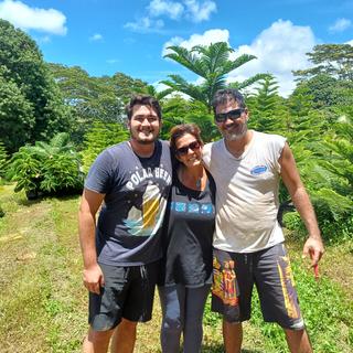 La famille Juventin et les sapins de Polynésie. [©Laure Philiber]