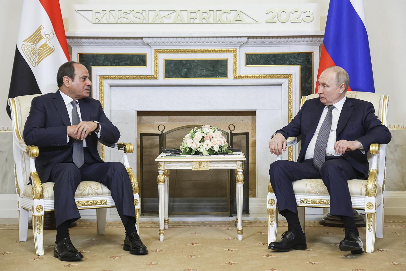 Le président égyptien Abdel Fattah al Sissi face à Vladimir Poutine. [Keystone - Vladimir Smirnov]