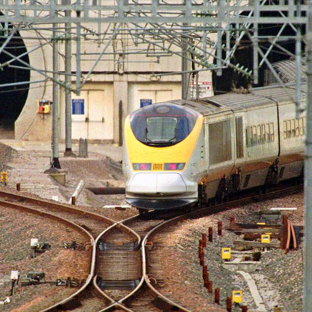 Un train Eurostar entrant dans le tunnel sous la Manche à Calais, dans le nord de la France, le 21 novembre 1996. [Keystone - Michel Spingler]