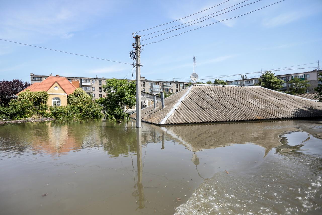 Plusieurs quartiers de Kherson sont complètement ou partiellement inondés. [KEYSTONE - MYKOLA TYMCHENKO]