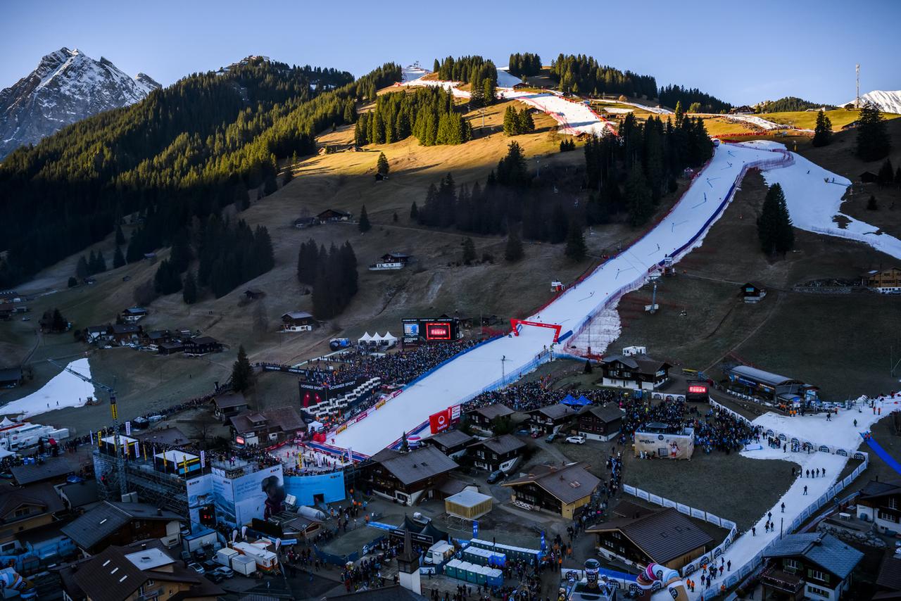 Malgré le manque de neige, la course a pu se dérouler sur l'ensemble du parcours. [Keystone - Jean-Christophe Bott]