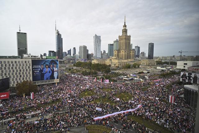 Des centaines de milliers de personnes se sont rassemblées dimanche à Varsovie. [Keystone/AP Photo - Rafal Oleksiewicz]