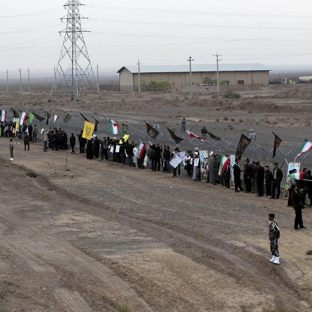 Lors d'une manifestation en 2013, des étudiants affichaient leur soutien au programme nucléaire iranien autour de la centrale souterraine de Fordo (image d'archive). [Keystone - EPA/STR]