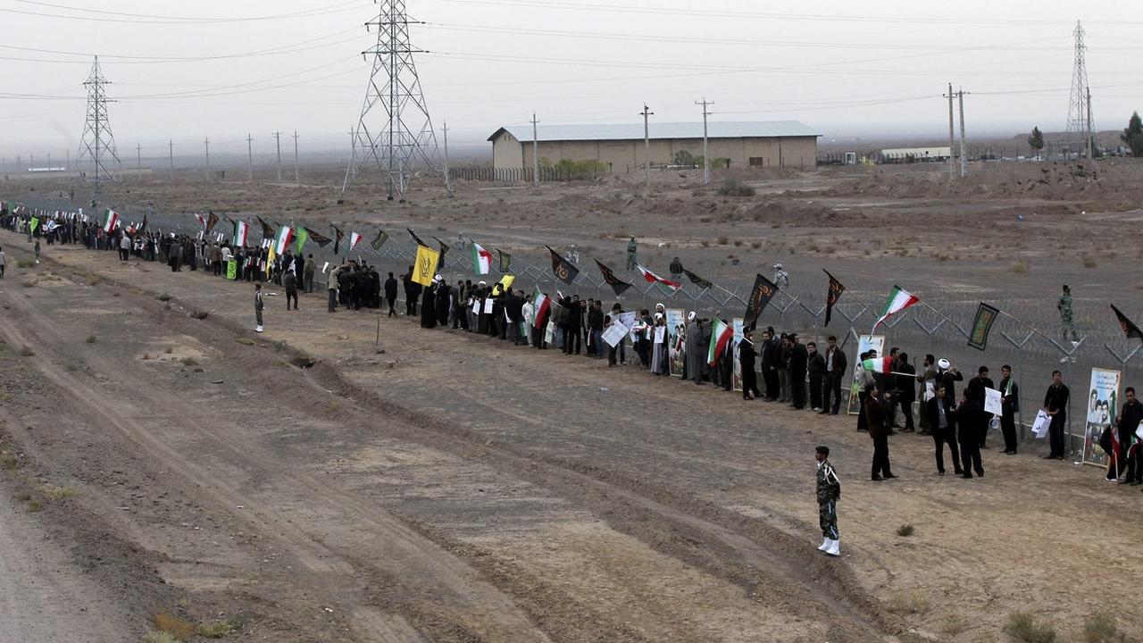 Lors d'une manifestation en 2013, des étudiants affichaient leur soutien au programme nucléaire iranien autour de la centrale souterraine de Fordo (image d'archive). [Keystone - EPA/STR]