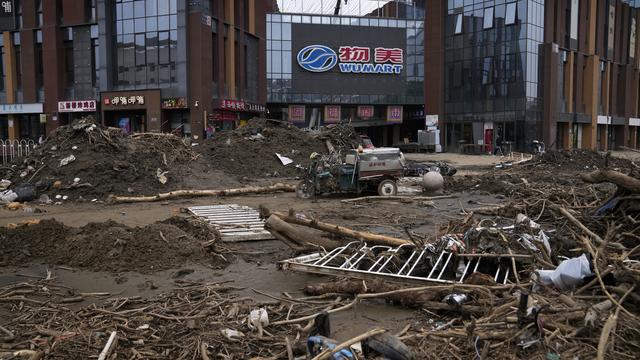 Des débris au centre-ville d'une localité du district de Mentougou, dans la banlieue de Pékin, après des inondations qui ont fait plusieurs dizaines de morts. [Keystone - Andy Wong]