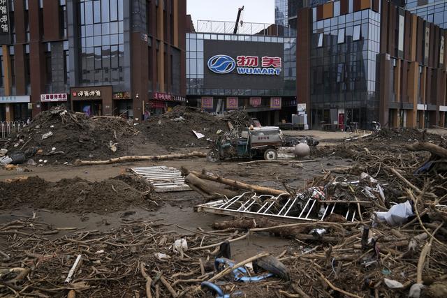 Des débris au centre-ville d'une localité du district de Mentougou, dans la banlieue de Pékin, après des inondations qui ont fait plusieurs dizaines de morts. [Keystone - Andy Wong]