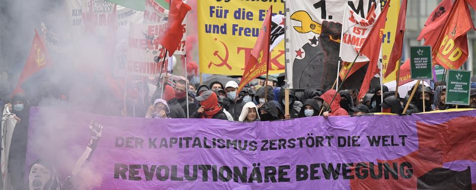 Manifestation pour la fête du travail à Bâle, le 1er mai 2023. [Keystone - Georgios Kefalas]