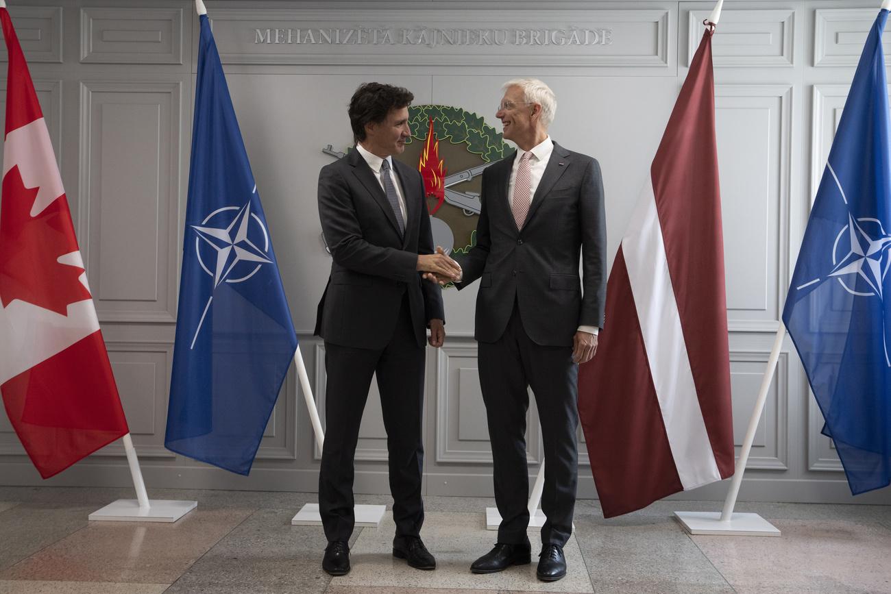 Justin Trudeau a annoncé que le Canada va "plus que doubler" ses effectifs en Lettonie [The Canadian Press via AP/Keystone - Adrian Wyld]
