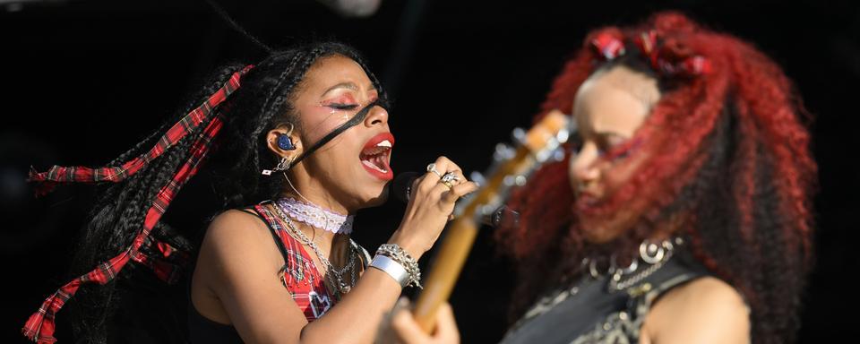 La chanteuse et guitariste Amy Love (à gauche) et la bassiste Georgia South du groupe britannique Nova Twins ont fait vibrer la Grande scène jeudi en début de soirée. [Keystone - Laurent Gillieron]