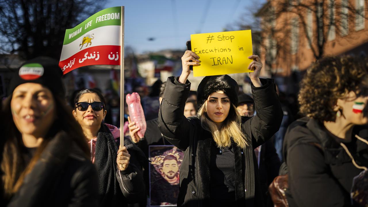 Des manifestants assistent à un rassemblement en solidarité avec les manifestations en Iran le 7 décembre 2023 à Zurich. [Keystone - Michael Buholzer]
