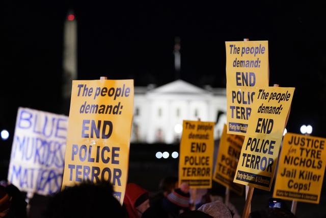 Des manifestations contre les violences policières ont eu lieu à Washington. [Keystone - AP Photo/Andrew Harnik]