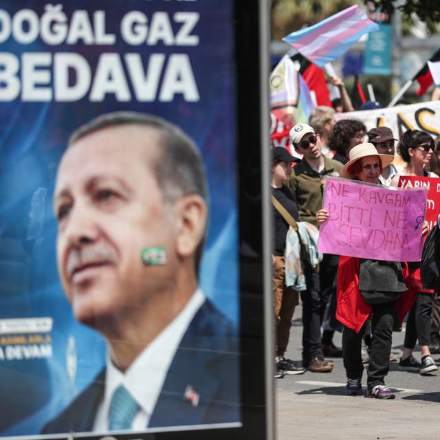 La culture plurielle de la jeunesse turque contribue à la déconnexion avec le pouvoir conservateur d'Erdogan. [Keystone/EPA - Erdem Sahin]